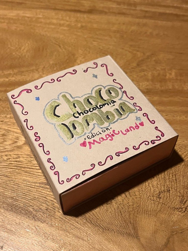Magic Box cerrada de Chocolombia decorada a mano para la edición Magic Land