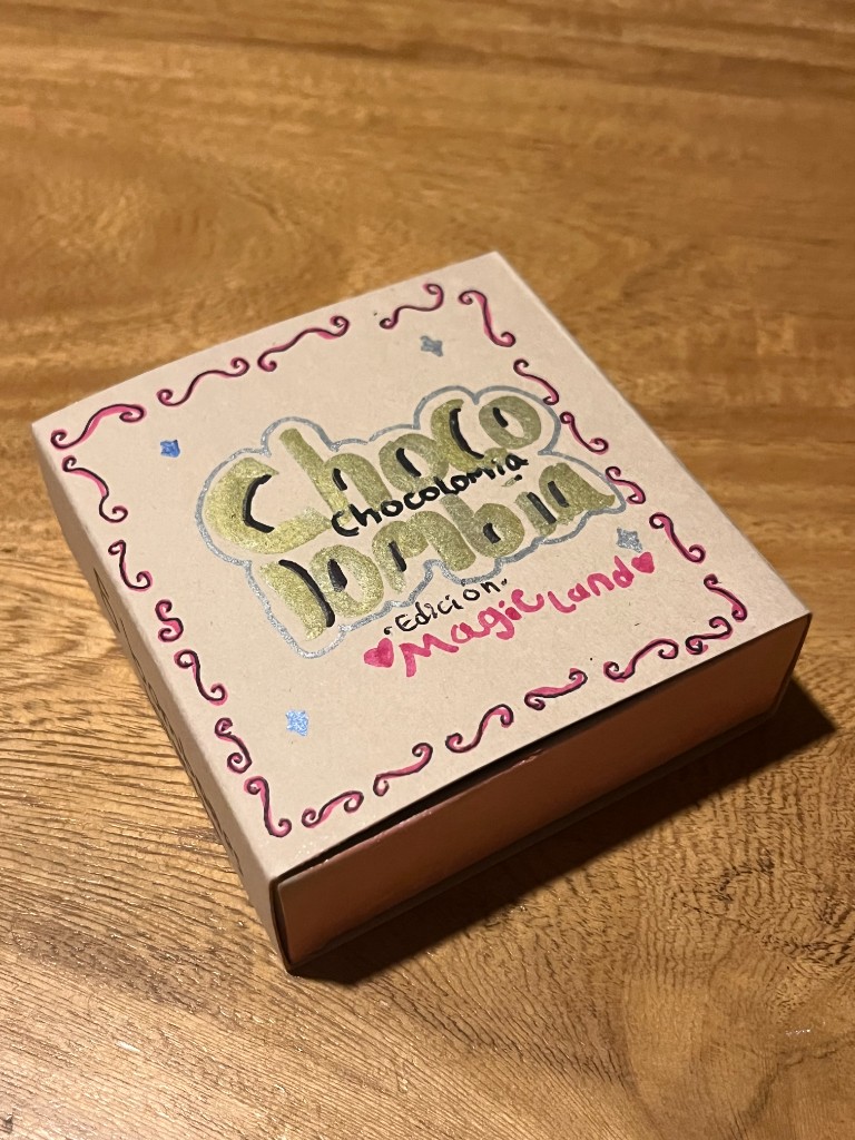 Magic Box cerrada de Chocolombia decorada a mano para la edición Magic Land