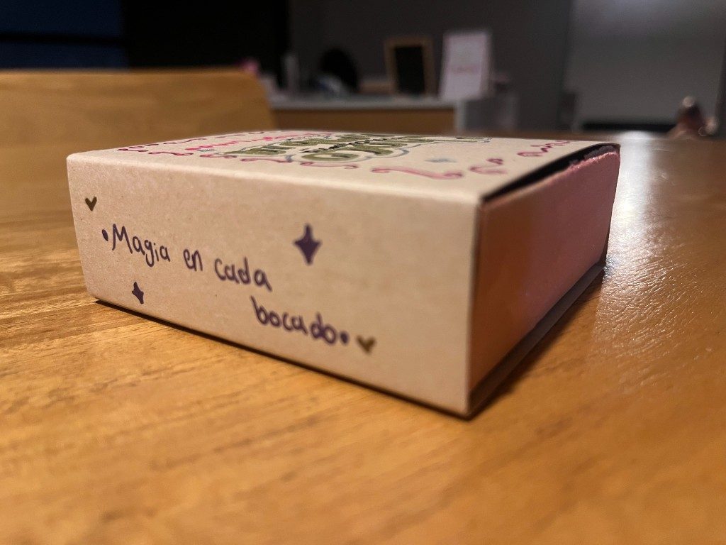 Detalle lateral de la Magic Box de Chocolombia con la frase Magia en cada bocado